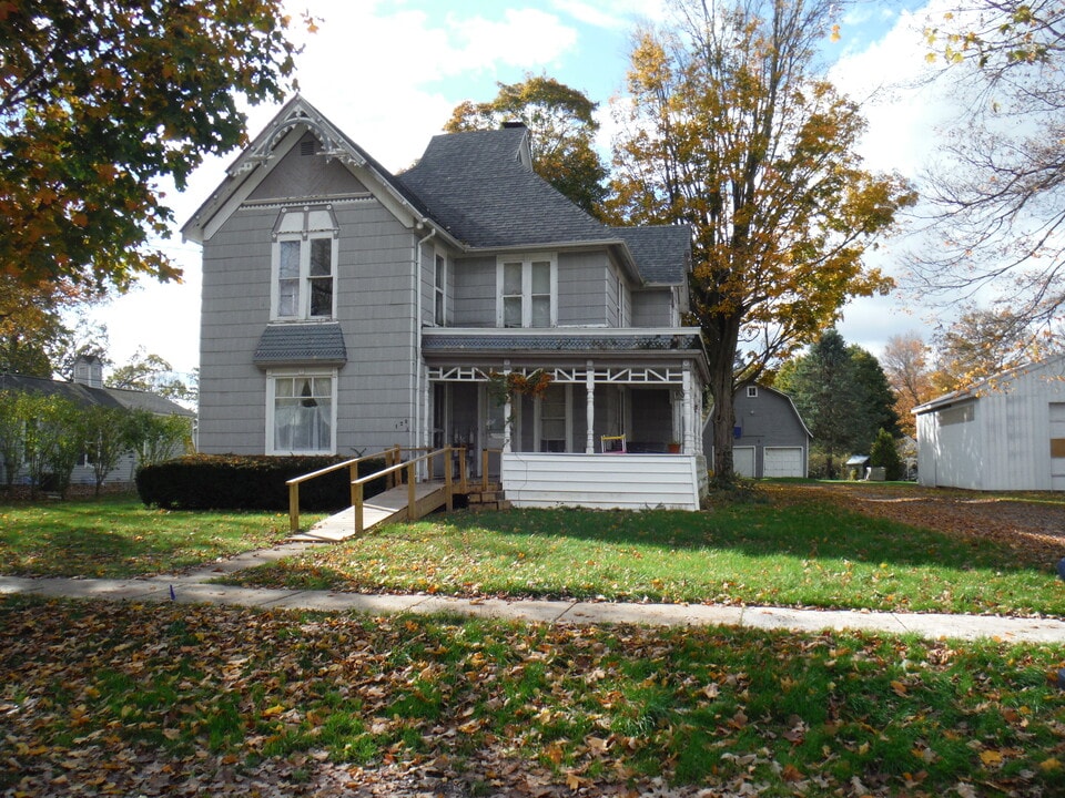128 S Clark St in Athens, MI - Building Photo