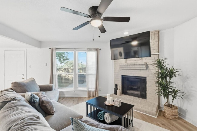 2162 E Arkansas Ln in Arlington, TX - Building Photo - Building Photo