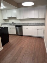 2260 N Summit Ave, Unit 109 in Milwaukee, WI - Building Photo