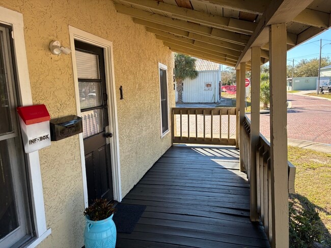 152 3rd St NW, Unit 1 in Largo, FL - Foto de edificio - Building Photo