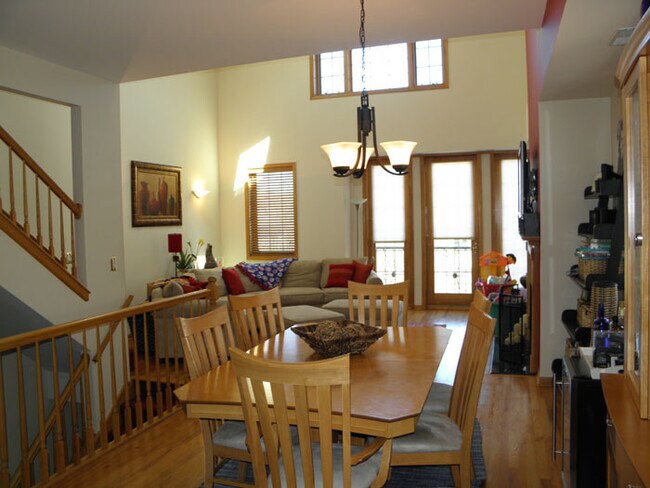 921 W Fletcher St, Unit 3 in Chicago, IL - Building Photo - Building Photo