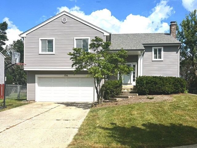 136 Lilac Ln in Buffalo Grove, IL - Building Photo