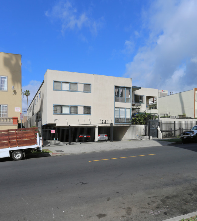 741 S New Hampshire Ave in Los Angeles, CA - Building Photo - Building Photo