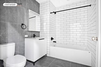 906 E New York Ave in Brooklyn, NY - Building Photo - Building Photo