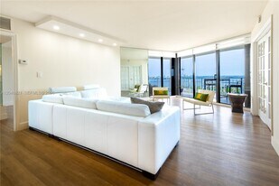 2000 Towerside Terrace in Miami, FL - Building Photo