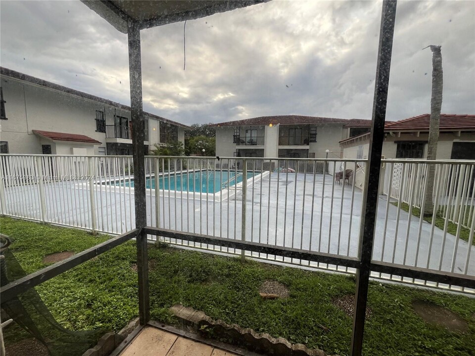 3008 Coral Ridge Dr, Unit 111B in Coral Springs, FL - Foto de edificio