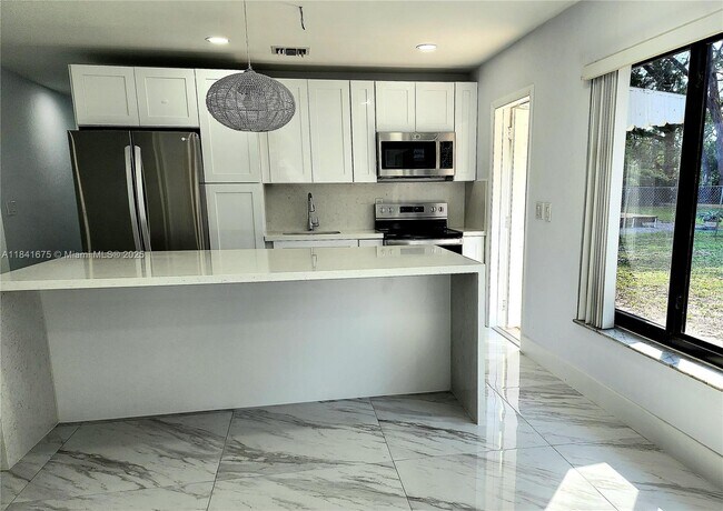 1028 NE 39th St in Oakland Park, FL - Building Photo - Building Photo