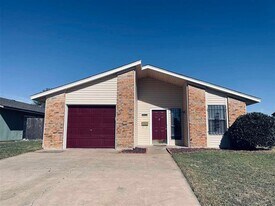 3815 SW Hickory Ln in Lawton, OK - Building Photo
