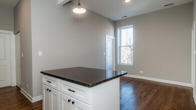2400 S Troy St in Chicago, IL - Building Photo - Building Photo