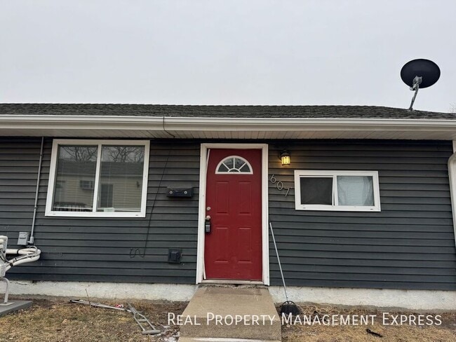 2 Bedroom 1 Bathroom Home, Unit E3 in Sioux Falls, SD - Foto de edificio - Building Photo