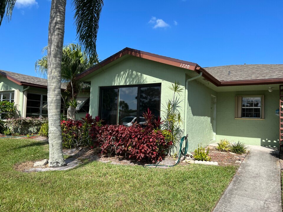 1720 Lakefront Blvd in Fort Pierce, FL - Building Photo
