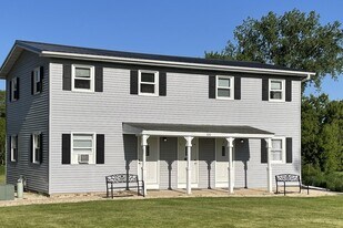 120 Karen St in Kingston, IL - Building Photo