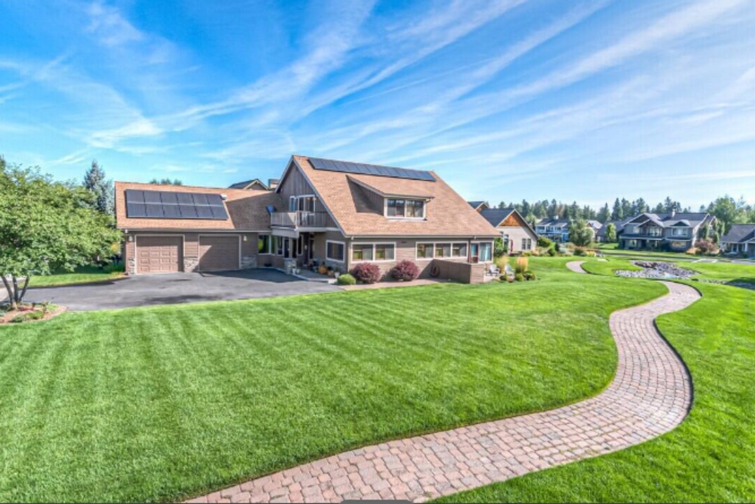 712 S Pine Meadow St in Sisters, OR - Building Photo