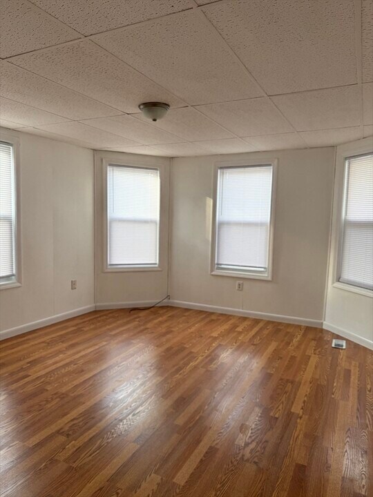 8 E Kendall St in Worcester, MA - Building Photo