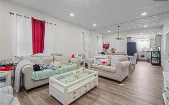 471 Smithfield Ave in Pawtucket, RI - Building Photo