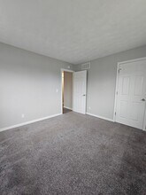 101 W Spring St in Eldridge, IA - Building Photo - Building Photo