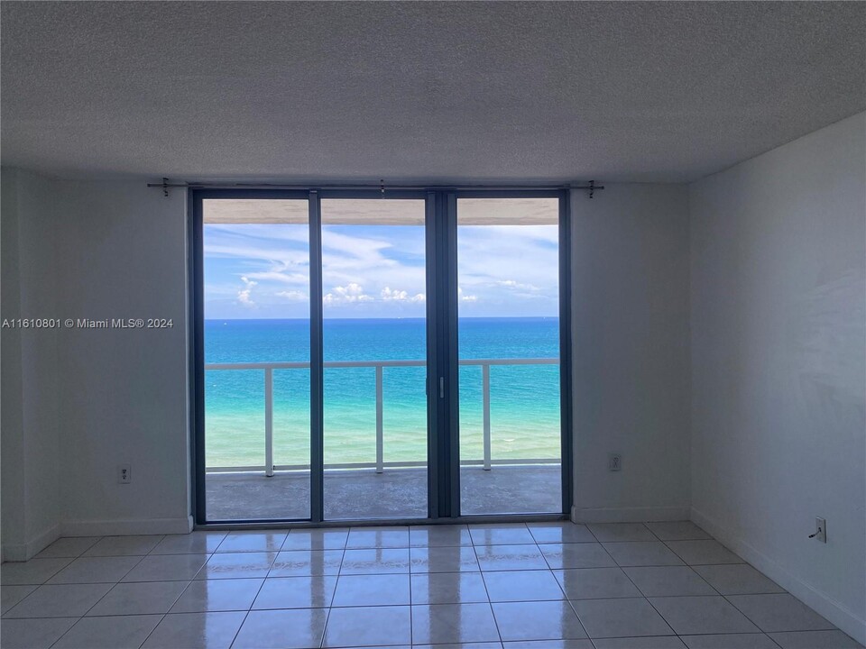 5701 Collins Ave, Unit 1406 in Miami Beach, FL - Building Photo