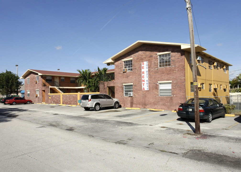 1235 W 66th St in Hialeah, FL - Building Photo