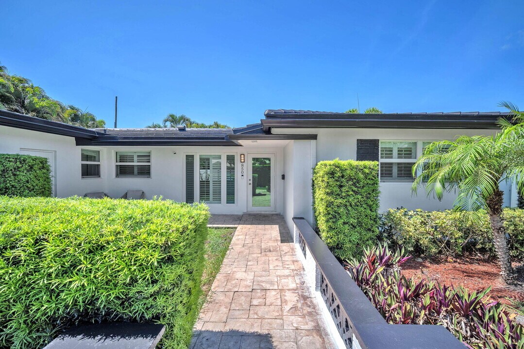 850 W Camino Real in Boca Raton, FL - Building Photo