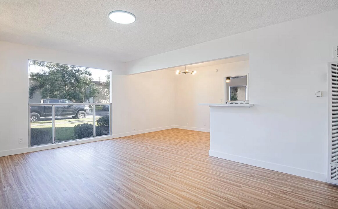 527 W 15th St in Los Angeles, CA - Building Photo