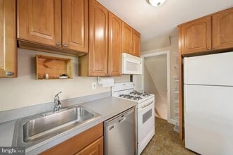 14 E Myrtle St in Alexandria, VA - Foto de edificio - Building Photo