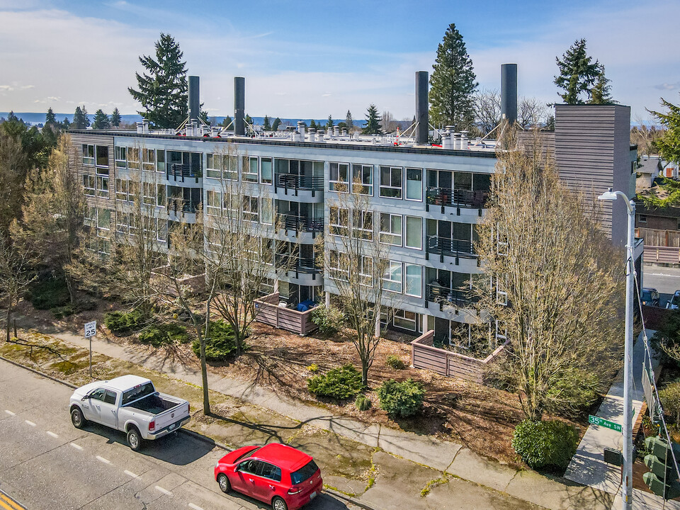 Holden Manor in Seattle, WA - Building Photo