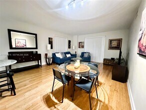 7275 SW 90th St in Miami, FL - Building Photo - Building Photo