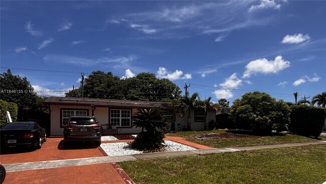 6871 SW 9th St in Pembroke Pines, FL - Building Photo - Building Photo