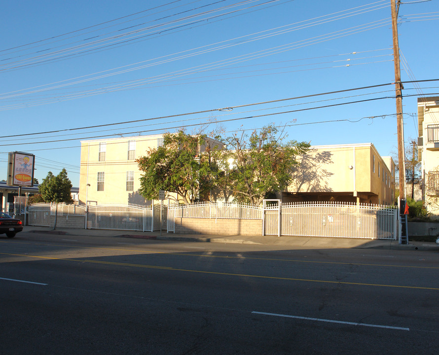 5225 Cahuenga Blvd in North Hollywood, CA - Building Photo