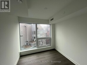 8-3008 Wellesley St W in Toronto, ON - Building Photo - Building Photo