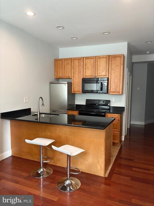 929 S 13th St in Philadelphia, PA - Building Photo