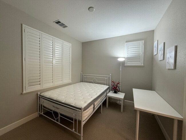 244 Selby Lane in Livermore, CA - Foto de edificio - Building Photo