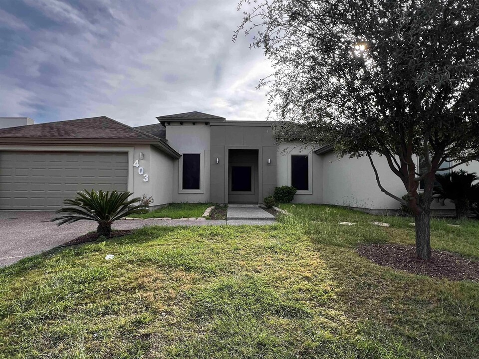 403 Michoacan Loop in Laredo, TX - Building Photo