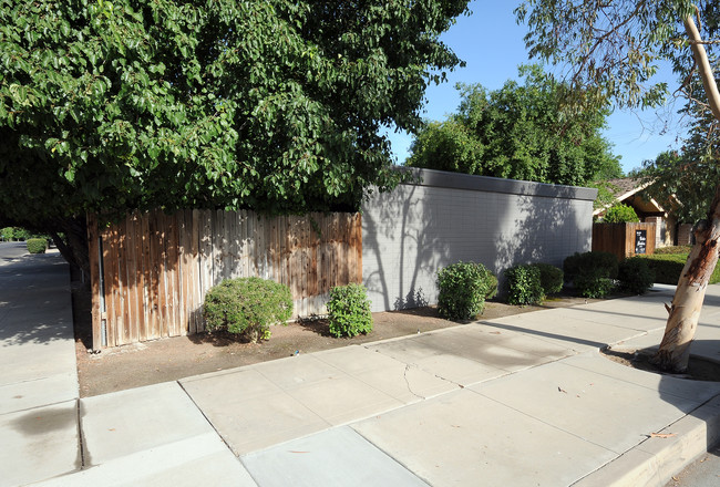 Cedar Gardens in Bakersfield, CA - Building Photo - Building Photo