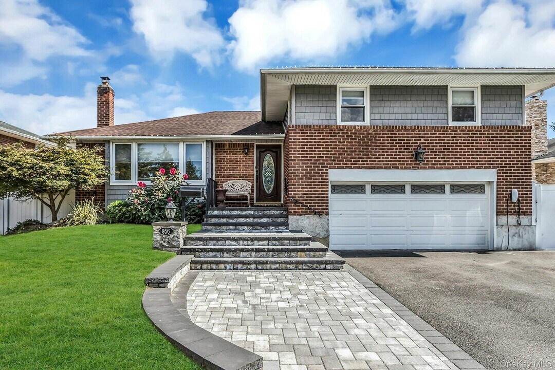 956 Plum Tree Rd W in Westbury, NY - Foto de edificio