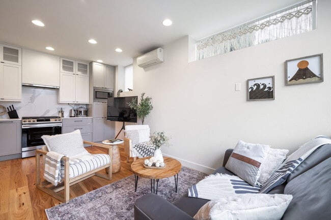 67C W Dravus St in Seattle, WA - Building Photo - Building Photo