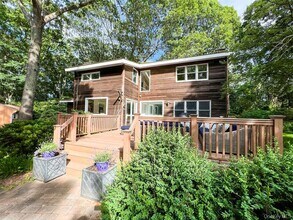 1045 Wagon Wheel Ln in Cutchogue, NY - Foto de edificio - Building Photo