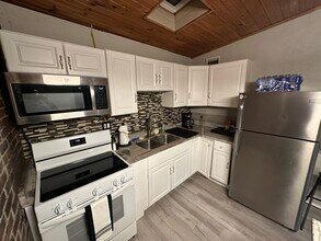 1734 E Carson St, Unit 2nd floor in Pittsburgh, PA - Building Photo - Building Photo