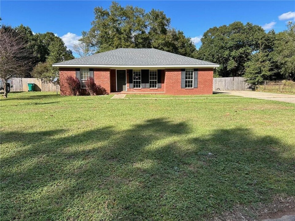 7750 Smith Rd in Theodore, AL - Foto de edificio