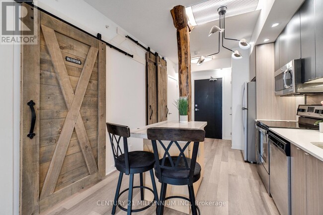 5240-5240 Dundas St in Burlington, ON - Building Photo - Building Photo