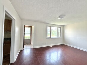 1430 Trafalgar Rd in Oakville, ON - Building Photo - Building Photo