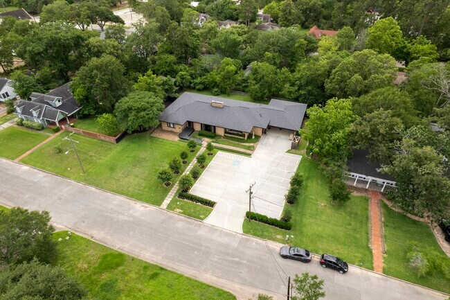 1403 N Thompson St in Conroe, TX - Building Photo - Building Photo