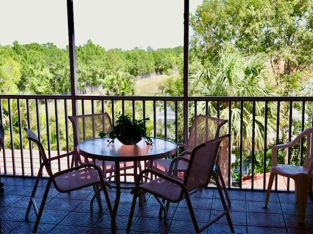 519 Roma Ct in Naples, FL - Foto de edificio