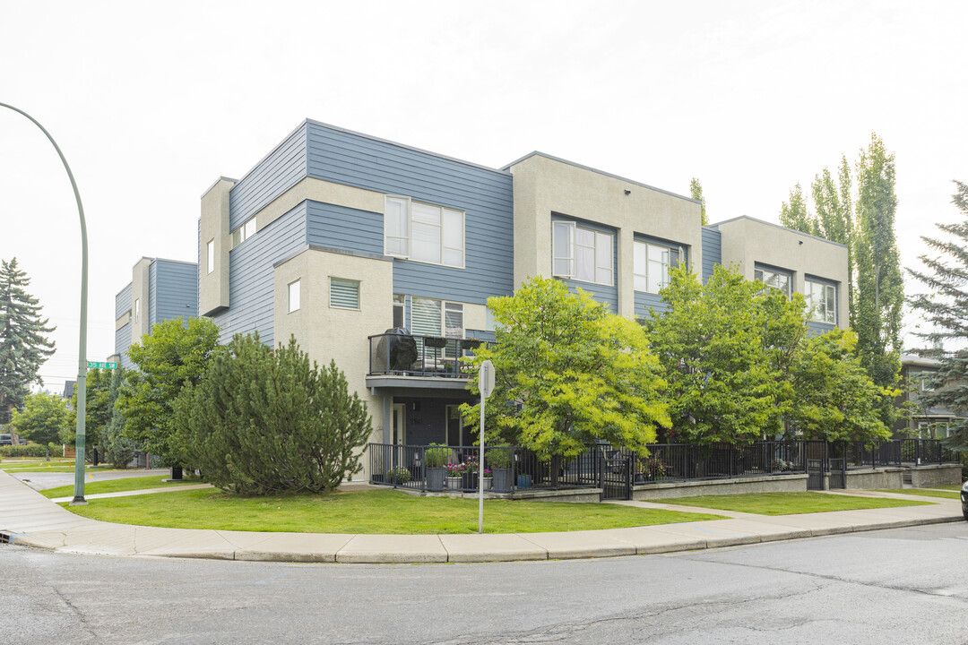2152 35 Av SW in Calgary, AB - Building Photo