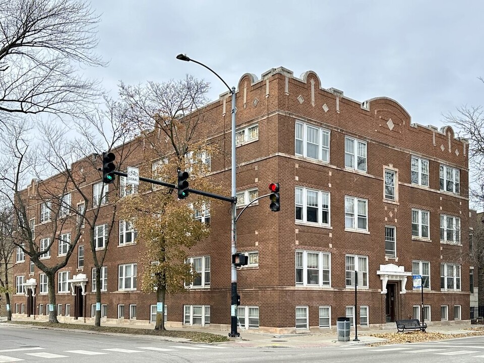 2010 W Grace St, Unit J06W in Chicago, IL - Building Photo