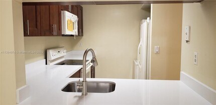 10015 Winding Lake Rd-Unit -103 in Sunrise, FL - Building Photo - Building Photo