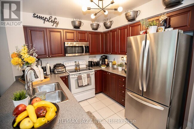 1600 Charles St in Whitby, ON - Building Photo - Building Photo