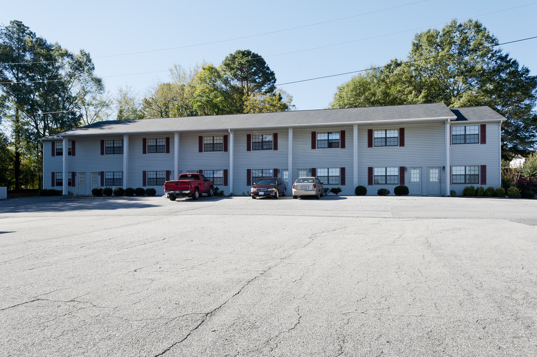 Town & Country Apartments in Commerce, GA - Building Photo