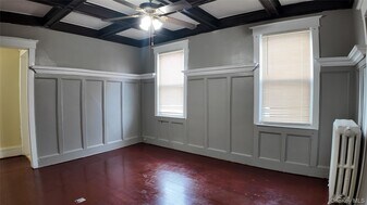 8 Morris Crescent in Yonkers, NY - Building Photo