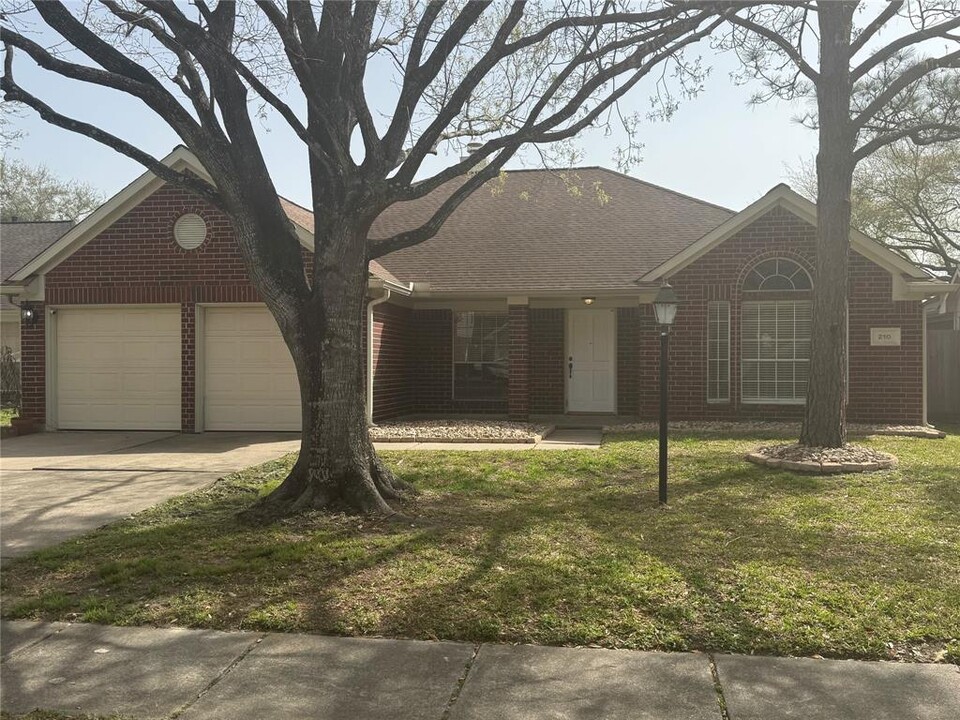 210 McVoy Dr in League City, TX - Building Photo